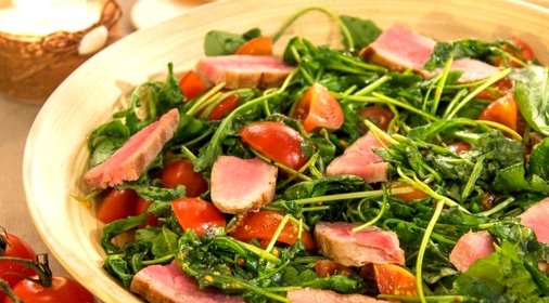 Салат с тунцом, рукколой и черри