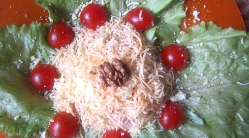 Салат с ветчиной и грецкими орехами