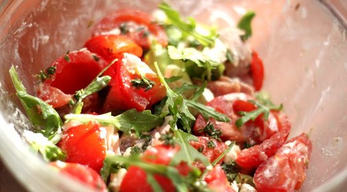 Салат из помидоров, тимьяна и вяленого мяса