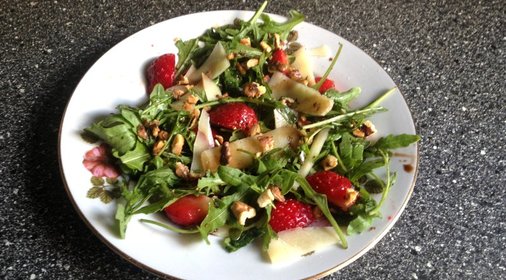 Салат из рукколы, клубники и пармезана