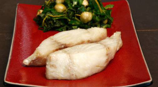 Конфи из черной трески с салатом из петрушки