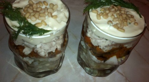 Слоеный салат с куриной грудкой, картофелем и грибами