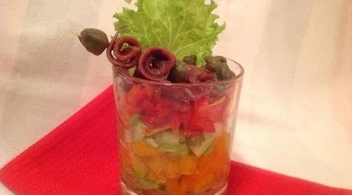 Слоеный овощной салат с анчоусами