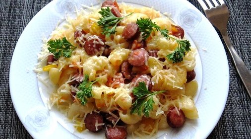 Колбаски с рожками и пармезаном