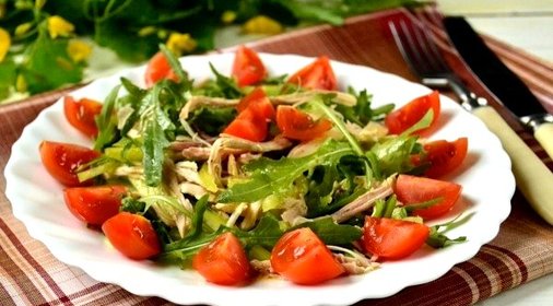 Салат с рукколой и курицей