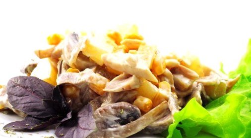 Фруктовый куриный салат с ананасами и кокосом