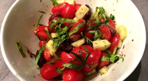 Салат из помидоров черри с тархуном в греческом стиле