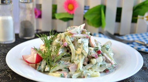 Салат из свежего огурца, редиса и сосисок