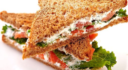 Сэндвич с семгой, авокадо и зеленым салатом