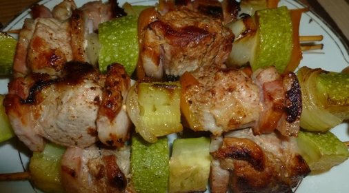 Свинина с овощами на шпажках
