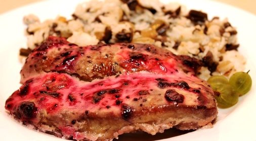 Свинина со смородиной в духовке