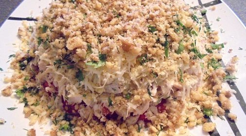 Слоеный салат с куриной грудкой и помидорами