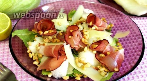 Салат с дыней, кедровыми орешками и прошутто