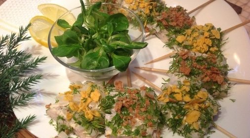 Хрустящая селедка на шпажках