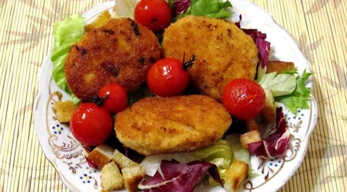 Куриные котлетки с помидорами черри и салатом