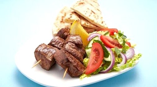 Кебаб из ягненка с салатом в греческом стиле