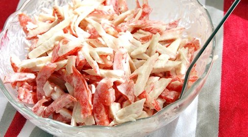 Крабовый салат с помидорами и сладким перцем