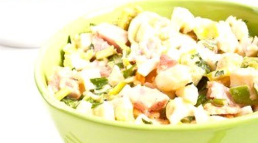 Салат ромен с беконом и яйцами