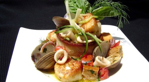 Теплый салат с морепродуктами