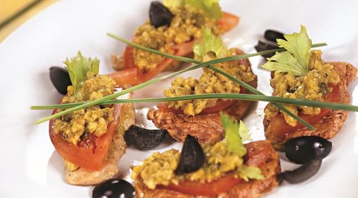 Медальоны из филе индейки с тапенадом