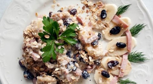 Салат банановый с ветчиной