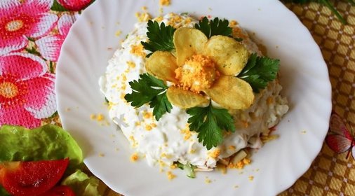 Салат Орхидея с чипсами и курицей