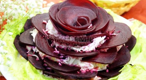 Салат с яблоками, фетой и грецкими орехами в сахаре