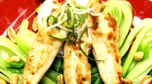 Куриный салат с кедровыми орехами и черносливом