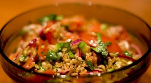 Салат с полбой и помидорами