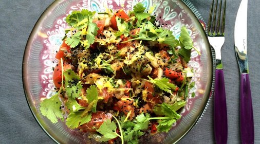 Салат из запеченных баклажана и перца с кунжутной заправкой