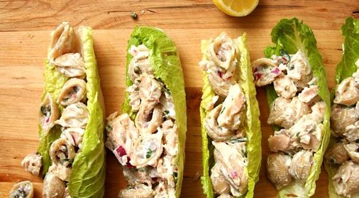 Салат с пастой и лососем