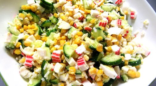 Классический крабовый салат с огурцом