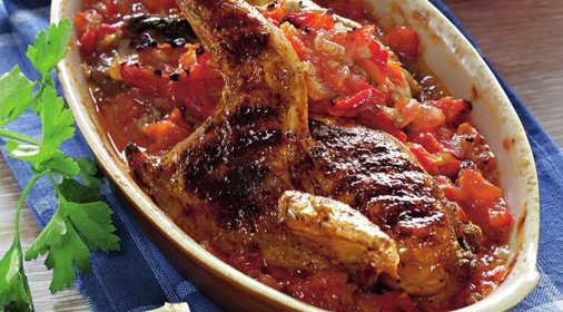 Чесночная куропатка с помидорами и перцем