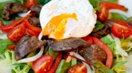 Теплый салат с куриной печенью и яйцом-пашот