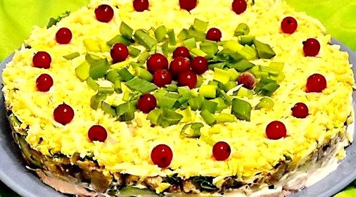 Салат с копченой курицей и грибами слоями