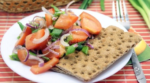 Салат с помидорами