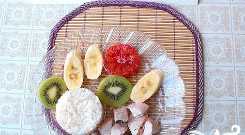 Легкий салат из риса, курицы и фруктов
