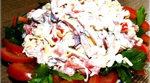 Салат из кальмаров с помидорами