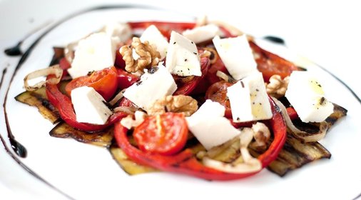 Теплый салат из баклажанов и болгарского перца с фетой
