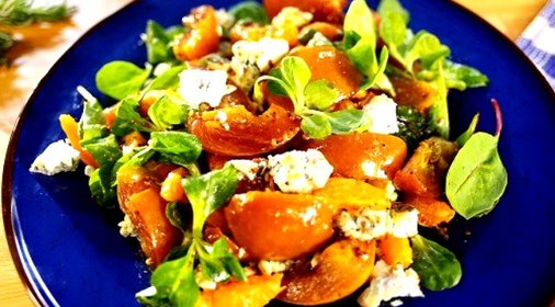 Салат из хурмы, мандаринов и сыра дор-блю