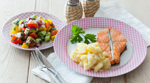 Лосось с картофелем и салатом