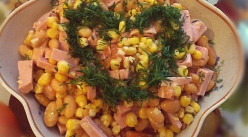 Салат с фасолью, ветчиной и сухариками