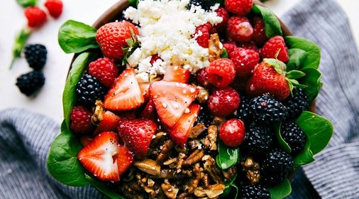 Ягодный салат со шпинатом и орехом пекан