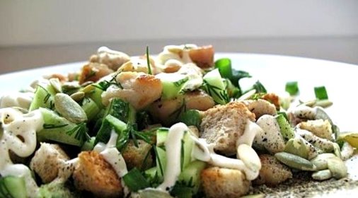 Салат с сухариками и огурцом