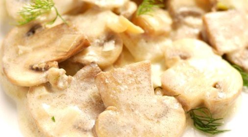 Салат из свежих грибов со сливочно-сырным соусом