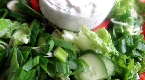 Зеленый салат с клубникой