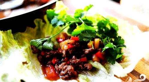 Листья салата с мясной начинкой