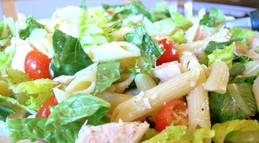 Салат с пенне, креветками и авокадо