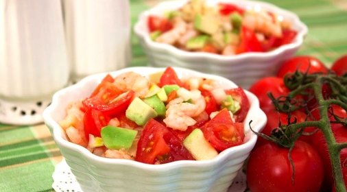 Салат с авокадо, креветками и черри