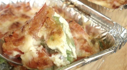 Запеченные авокадо с помидорами под яично-сливочным соусом